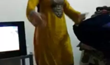 Una chica joven inglés divertirse con la polla maduras ecuatorianas xxx negro
