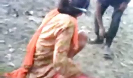 Un hombre que recoge la ropa de la multitud de chicas ecuatorianas xvideos