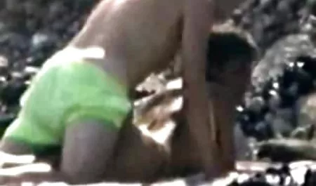 Par con una piel oscura a un mujeres ecuatorianas culonas hombre negro delante de su marido blanco