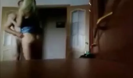 Andy San Dimas complace peliculas pornograficas ecuatorianas en frente de la cámara.