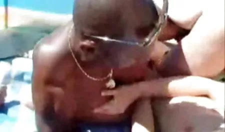 Dos jóvenes videos pornograficos de ecuatorianas que se aman unos a otros por la piscina