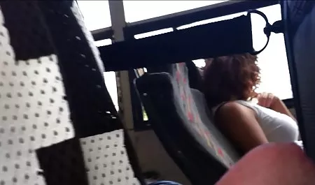 Nautica Thorn toma un baño xxx con ecuatorianas
