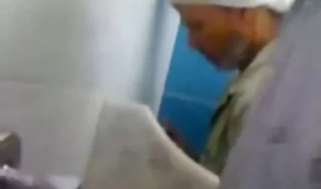 Los hombres de divertirse con una chica en la comodidad xxx videos de ecuatorianas de la habitación
