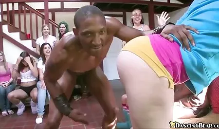 Bebé Pastor jugar en la cama con un videos de mujeres ecuatorianas hombre negro.