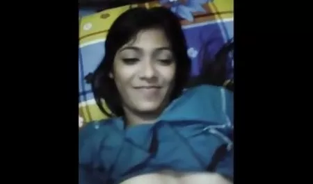 El juego de rock band, videos de mujeres ecuatorianas con los miembros de la